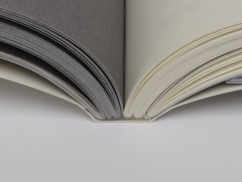 KRAUTin Verlag, Hilbert und Zellerhof GbR

KRAUTin ist die neue Art Publisher für Künstler*innen und Fotograf*innen. 
2019 gegründet, verfolgt KRAUTin seitdem das Ziel, die Publikation inspirierender Arbeiten einfacher und günstiger zu machen. Inzwischen erschienen bei KRAUTin mehr als 200 Titel aus allen Bereichen der bildenden Kunst. 