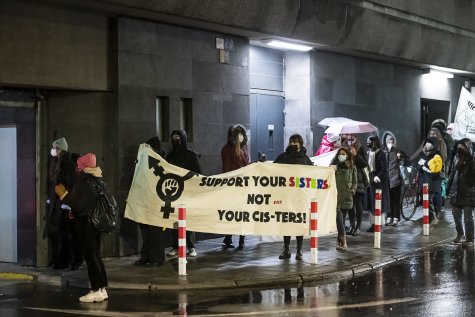 Protestzug der Feministischen Aktion Düsseldorf am 26.11.2021
zur Vernissage der Künstlerin Marleen Rothaus im Parkhaus der Kunsthalle Düsseldorf.
Foto: Katja Illner