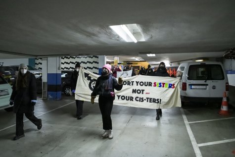 Protestzug der Feministischen Aktion Düsseldorf am 26.11.2021 zur Vernissage der
Künstlerin Marleen Rothaus im Parkhaus der Kunsthalle Düsseldorf.
Foto: Katja Illner
