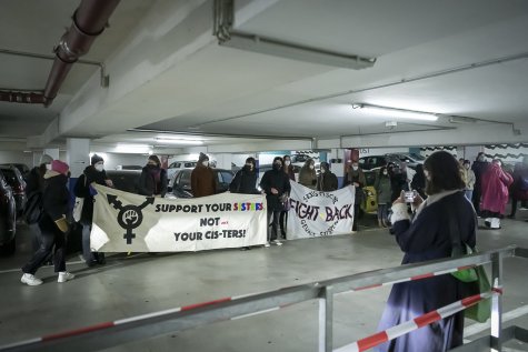 Protestzug der Feministischen Aktion Düsseldorf am 26.11.2021 zur Vernissage der
Künstlerin Marleen Rothaus im Parkhaus der Kunsthalle Düsseldorf.
Foto: Katja Illner