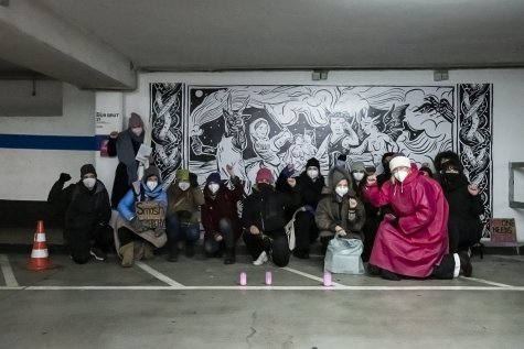 Protestzug der Feministischen Aktion Düsseldorf am 26.11.2021 bei der Vernissage
der Künstlerin Marleen Rothaus im Parkhaus der Kunsthalle Düsseldorf.
Foto: Katja Illner