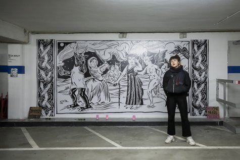 Marleen Rothaus vor ihrer Arbeit After All of the Darkness, 2021
im Parkhaus der Kunsthalle Düsseldorf
Foto: Katja Illner