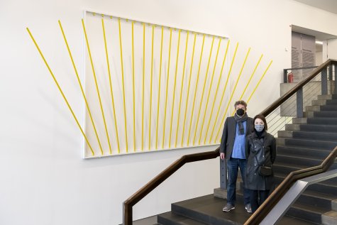 Diana Wechsler (Künstlerische Leiterin BIENALSUR) und Gregor Jansen vor Eduardo Basualdos Arbeit Corona in der Kunsthalle