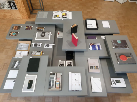 Albert Coers
Albert Coers zeigt ein breites Spektrum an Künstlerpublikationen mit Schwerpunkt auf Arbeiten mit Fundstücken und sprachlichem Material, u.a. Books to Do, Hatje Cantz, 2022, ein Meta-Buch realisierter und noch zu realisierender Buchprojekte, in Form einer To-do-Liste.