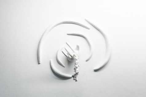 Installation view of the work tschüss in the parking lot of the Kunsthalle. Various sculptures are mounted on the wall.