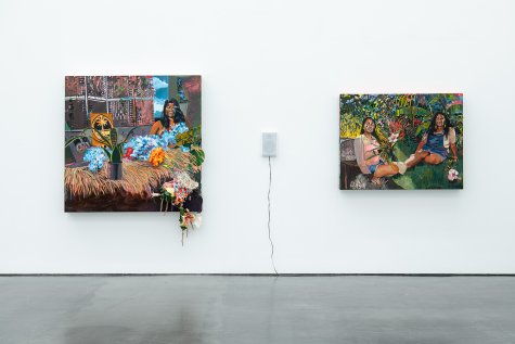 v.l.n.r
Installationsansicht
Foto Katja Illner

Gisela McDaniel
Paola’an Míhinilat, 2021
Öl auf Leinwand, gefundenes Objekt, Schmuck der abgebildeten Person, Harz, Sound, 165,1 × 152,4 × 40,6 cm

Gisela McDaniel
Haga Haga’, 2020
Öl auf Leinwand, gefundenes Objekt, Harz, Sound auf USB, 106,7 × 136,7 × 14 cm