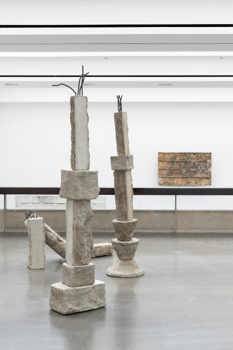 Monika Sosnowska
Pillar, 2018
Beton, Stahl, Lack
Courtesy die Künstlerin &amp; Galerie Gisela Capitain, Köln
Foto: Katja Illner