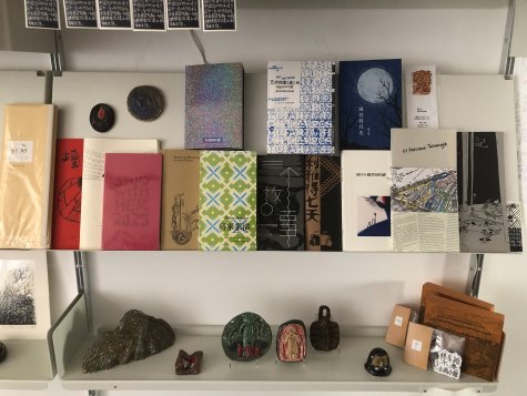 Publikationen und Keramiken im Regal