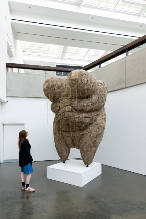 UNEN Enkh
Big Mom (Venus), 2019
Heilung der Erde. 50 Jahre Deutsch-Mongolische Freundschaft. Kunsthalle Düsseldorf 2024.
Foto: Katja Illner