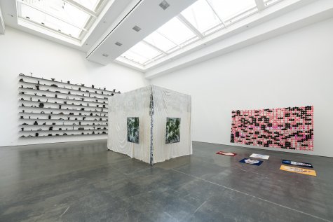 Installationsansicht
(v.l.n.r.) Claudia Mann, Melike Kara, NOMIN Bold
Heilung der Erde. 50 Jahre Deutsch-Mongolische Freundschaft. Kunsthalle Düsseldorf 2024.
Foto: Katja Illner