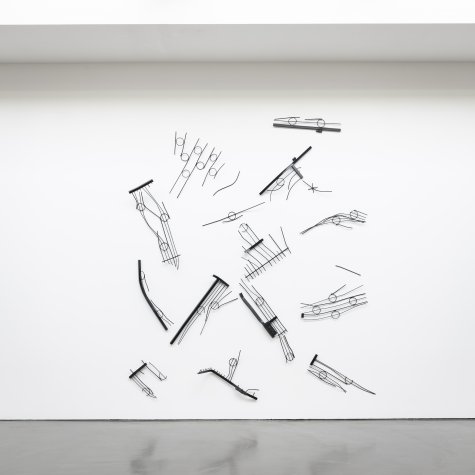 Monika Sosnowska
Gate, 2019
Lackierter Stahl 
Courtesy die Künstlerin  &amp; kurimanzutto, Mexico City /  New York
Foto: Katja Illner