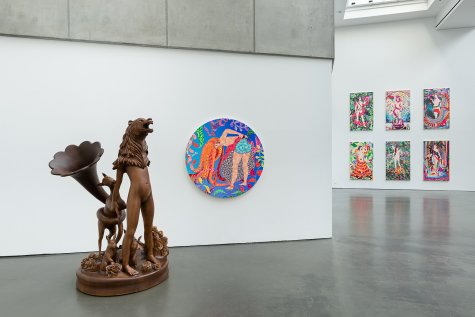 Installationsansicht 
Soraya Sharghi
Foto: Katja Illner

links:
Roaring Trumpet, 2020
Holz, 200 × 135 × 105 cm 
Courtesy die Künstlerinund SETAREH

Rechts:
Stream of infinity, 2022
Acryl auf Leinwand, 137,16 × 137,16 cm
Courtesy die Künstlerin und SETAREH