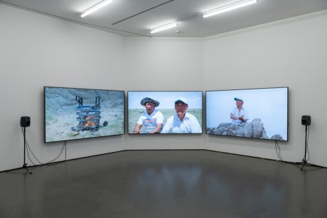 Installationsansicht
JAVKHLAN Ariunbold
Ovoo / A twelve years song, 2024
Heilung der Erde. 50 Jahre Deutsch-Mongolische Freundschaft. Kunsthalle Düsseldorf 2024.
Foto: Katja Illner