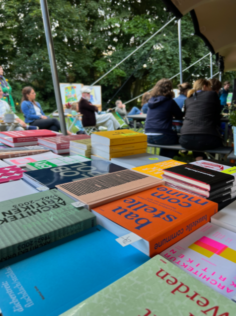 adocs Produktion und Verlag

adocs publiziert in den Feldern Architektur, Urbanismus und Designtheorie, visuelle Kultur und Sound, künstlerische Forschung und Literatur. Die Publikationen verhandeln experimentelle Formen der Gestaltung, konzeptionelle Positionierungen und Praktiken des täglichen Gebrauchs. Foto: Oliver Gemballa