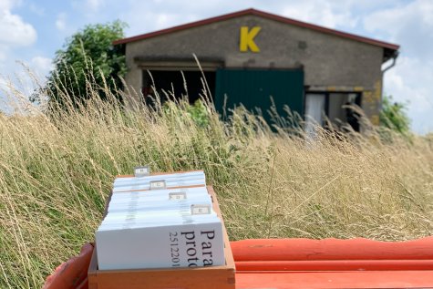 AG Minimales Reisen + KHB Kunsthalle Below

AG Minimales Reisen is the name of an anti-elitist artists’ initiative. It develops and pursues concepts that allow different people and their realities to meet and become visible. Its focus at KHBstudios Berlin is on book art.