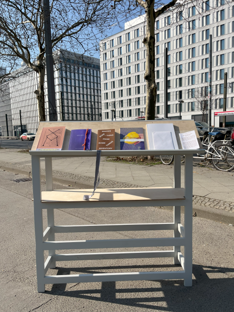 Buchregal draußen auf der Straße