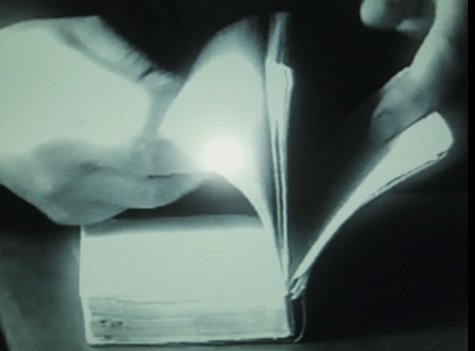 AVARIE / Labor Neunzehn
Unabhängig, spezialisiert auf Kunstbücher mit einer transversalen Perspektive auf Texte und Bilder, sieht Avarie Bücher als einen Raum der Kreation in enger Zusammenarbeit mit dem Künstler und Grafikdesigner, am Rande der kommerziellen Produktion, mit der Absicht, den künstlerischen Prozess als eine Spur des Verschwindens und Auftauchens zu zeigen. Labor Neunzehn ist ein interdisziplinärer Projektraum in Berlin, der sich auf neue Medien konzentriert und sich für die Verbreitung von Expanded Cinema, zeitgenössischer Musik und Verlagswesen einsetzt. Foto: © Lina Selander