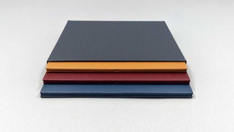 Buchdrucklabor
Wir arbeiten mit Hochdruck, Pochoir, Collage und Handzeichnung: Alle Arbeiten – Entwurf, Druck, Weiterverarbeitung und Bindung – erfolgen in unserer Werkstatt. Zu zweit oder gemeinsam mit anderen Künstler:innen gestalten und publizieren wir Künstlerbücher in kleinen Auflagen oder als Unikate. Foto: © Buchdrucklabor