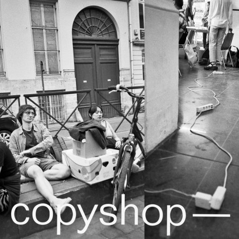 copyshop—

copyshop— unterstützt Künstler*innen, indem es Publishing als einen Raum für Fürsorge, Experimentieren und Widerstand zurückerobert. Wir stellen die künstlerische Praxis in den Mittelpunkt, produzieren Bücher von Hand und hinterfragen hierarchische, profitorientierte Modelle – und bieten so eine alternative, kollektive Infrastruktur. Foto: copyshop—
