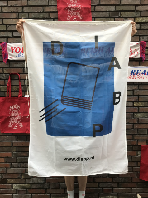 Dutch Independent Art Book Publishers (DIABP)
DIABP ist ein Zusammenschluss kleiner unabhängiger niederländischer Verlage, die sich auf Kunst, Fotografie und Künstlerbücher spezialisiert haben. Wir sind Künstler*innen/Fotograf*innen/Designer*innen, die unabhängig Bücher veröffentlichen.  Foto: © Bas Fontein