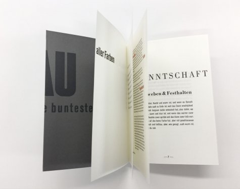 designkrefeld edition
Der Fachbereich Design der Hochschule Niederrhein ermöglicht vielfältige künstlerische Entfaltungsmöglichkeiten für Studierende. Die »designkrefeld edition« präsentiert spannende und experimentelle Arbeiten. Sehr gut ausgestattete druckgrafische Werkstätten sind das kreative Labor zur Realisierung.