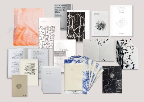 Jennifer Eckert

In ihren Künstlerinnenbüchern nimmt Jennifer Eckert Bezug auf das Buch als Konzept und Raum und untersucht dabei die daraus resultierenden Möglichkeiten der Übertragung von Sprache mit Verweis auf Zeit, Prozess und Kombinatorik im Hinblick auf ihre Gestalt.