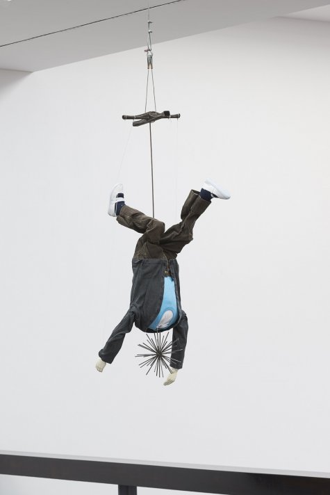 Eva Kot’átková 
aus der Serie Theatre of speaking objects, 2014 
Verschiedene Materialien , 137 × 32 × 35 cm 
Courtesy Meyer Riegger