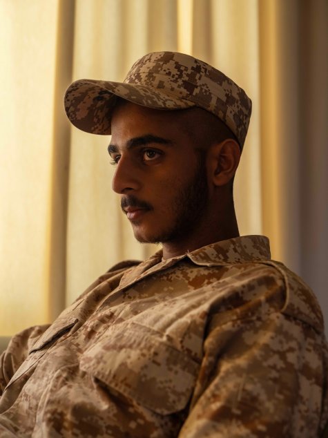 Das Porträt zeigt einen jungen Mann mit Schnurrbart in Militärkleidung. Er blickt in den Raum und ist in weiches Licht getaucht.