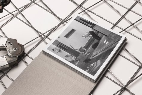 HSD PBSA

Die Peter Behrens School of Arts der HSD Düsseldorf zeigt auf der Between Books erstmals vielfältige studentische Arbeiten in Buchgestaltung, Typografie, Illustration und Kunstdruck – geprägt vom aktuellen Design- und Architekturdiskurs. Foto: Tim Eglinski