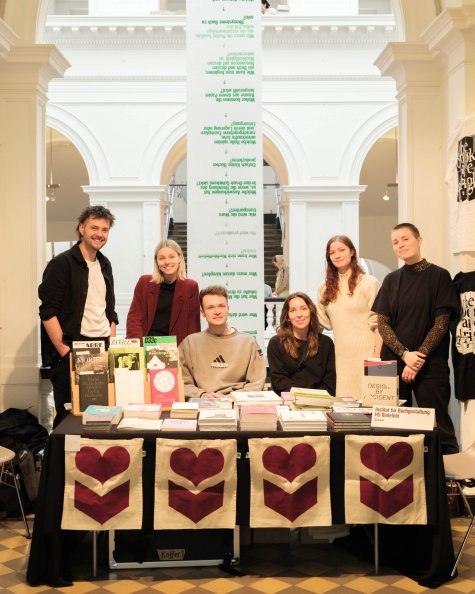 Institut für Buchgestaltung | HSBI

Das Institut für Buchgestaltung (IFB) wurde 2006  mit dem Ziel gegründet, Editorial-Design-Projekte zu erforschen, zu fördern und zu veröffentlichen sowie die interdisziplinäre Zusammenarbeit des Instituts mit Verlagen, Unternehmen, Institutionen und Hochschulen zu intensivieren. Foto: Malte Michels