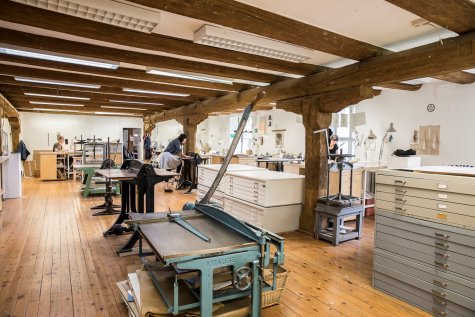 burgBUCHeditionen
Studierende zeigen und verlegen ihre Künstlerbücher, Zines und Objekte, die während der letzten 2 Jahre an der Kunsthochschule Burg Giebichenstein einstanden.