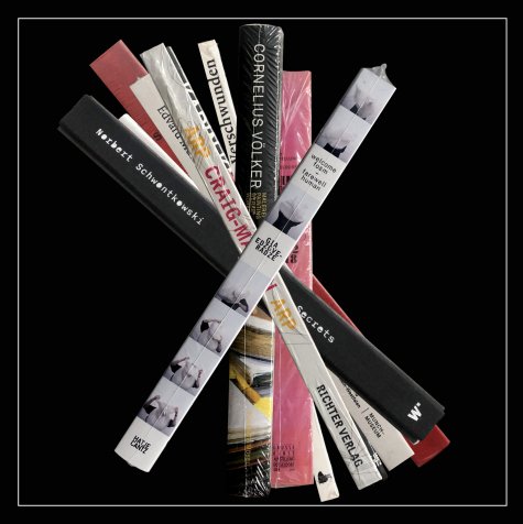 Lambert und Lambert Büro für Typografie, Konzeption und Gestaltung
Lambert und Lambert, das sind Miriam und Nina Lambert aus Düsseldorf. Seit über 30 Jahren arbeiten wir als Buchgestalterinnen mit Künstlern und Museen, Theatern und Verlagen zusammen. Unser Anliegen ist es, für jede/n Künstler/in die jeweils bestmögliche Buchform zu entwickeln. Individuell in Gestaltung und Typografie, einzigartig in Papier, Druck und Bindung. Mit Leidenschaft für gute Gestaltung und Typografie. Schwerpunkte unseres Büros sind hochwertiges (Kunst-)Buchprojekte. Wir transformieren Inhalte über Gestaltung.