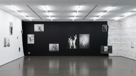 Carina Brandes
„Es liebt Dich und Deine Körperlichkeit ein Verwirrter“, Kunsthalle Düsseldorf, 2022
Foto: Katja Illner