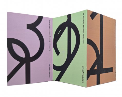 INTERVALLVERLAG

Literatur. Kunst. Klang. Das sind die drei weit ausgreifenden 
Territorien, die der 2021 in Köln gegründete INTERVALL-
VERLAG exploriert. Dabei interessieren uns gerade die 
Zwischenräume, Intervalle, Überschneidungen dieser 
Areale. Metaphern, die Ungesehenes zur Sprache bringen. 
Bildsprachen, die Unausprechliches sichtbar werden lassen. 
Notationen, die der klanglichen Dimension Gehör 
verschaffen. All das in sorgfältig edierten und gestalteten 
Publikationen. Foto: INTERVALLVERLAG