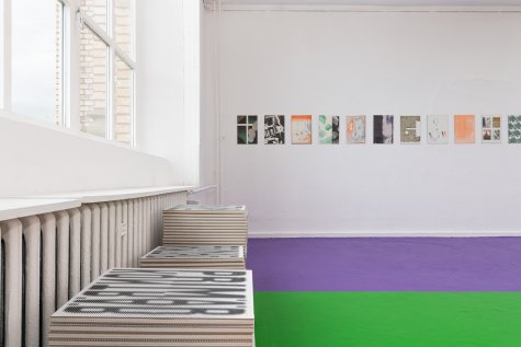 Klasse Sabrina Fritsch
Die Klasse Sabrina Fritsch realisiert jährlich Buchprojekte, welche Einblicke in die Vielfalt der künstlerischen Interessen der Klasse vermitteln. Konzeptuelle Beschränkungen, wie die Nutzung von Sekundärfarben oder die Festlegung eines bestimmten Formats werden zum Anlass der Auseinandersetzung. Foto: © Dirk Grobelny