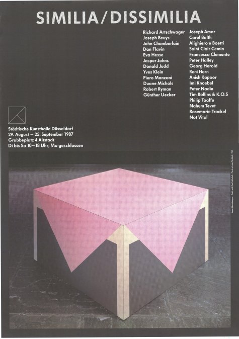 Abstraktionen in Malerei, Skulptur und Photographie heute (Richard Artschwager, Joseph Beuys, John Chamberlain, Dan Flavin, Eva Hesse, Jasper Johns, Donald Judd, Yves Klein, Piero Manzoni, Duane Michals, Günter Uecker, Robert Ryman – Joseph Amer, Carel Balth, Alighiero e Boetti, Saint Clair Cemin, Francesco Clemente, Peter Halley, Georg Herold, Roni Horn, Anish Kapoor, Imi Knoebel, Peter Nadin, Tim Rollins & K.O.S., Philip Taaffe, Nahum Tevet, Rosemarie Trockel, Not Vital
Similia / Dissimilia
29.8. – 25.9.1987