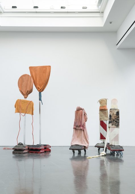 Renter’s Paradise, 2019
Street signs, fabric, rope, mixed media
Photo: Katja Illner