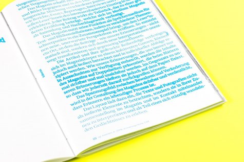 MA ED Master Editorial Design, FH Dortmund FB Design

Der Master-Studiengang Editorial Design der FH Dortmund/FB Design zeigt studentische Buchprojekte mit einem expliziten Fokus auf Fragestellungen zur Autor*innenschaft in der Gestaltung und im medienspezifischen Diskurs des Editorial Design. Foto: Kim Jahnke und Ellen Schule | Plural Kollaborativ