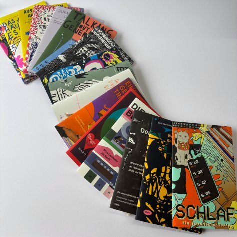 MaroVerlag

Prosa, Lyrik, Romane, Stories, MaroHefte mit Essays und Illustrationen: Getreu dem Motto „Unabhängig. Unerwartet. Unbeirrt.“ verlegt Maro Autor*innen aus aller Welt, vor allem aus Deutschland, den USA und Lateinamerika und seit 2022 auch das deutsch-chinesische Science-Fiction-Magazin Kapsel. Foto: Lena Dernai