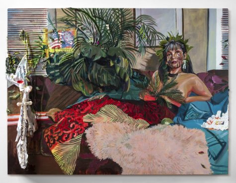 Frau auf einem Bett liegen von bunten Stoffen und üppigen Pflanzen umgeben