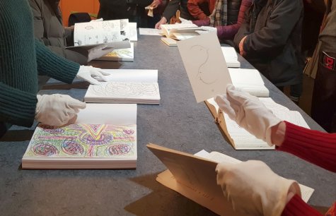 Buchgalerie Mergemeier
Die Galerie Mergemeier (gegründet 1991) ist Teil der Buchbinderei Mergemeier (gegründet 1946) und befindet sich im Herzen von Düsseldorf. Mit der Organisation von Ausstellungen und Veranstaltungen vertritt und fördert die Galerie Künstler, die sich hauptsächlich mit dem Medium “Buch” beschäftigen. Foto: © Vivian Drucker