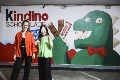 Jiseong Boo und Juliane Hoffmanns vor der Arbeit Kindino im Parkhaus der Kunsthalle.