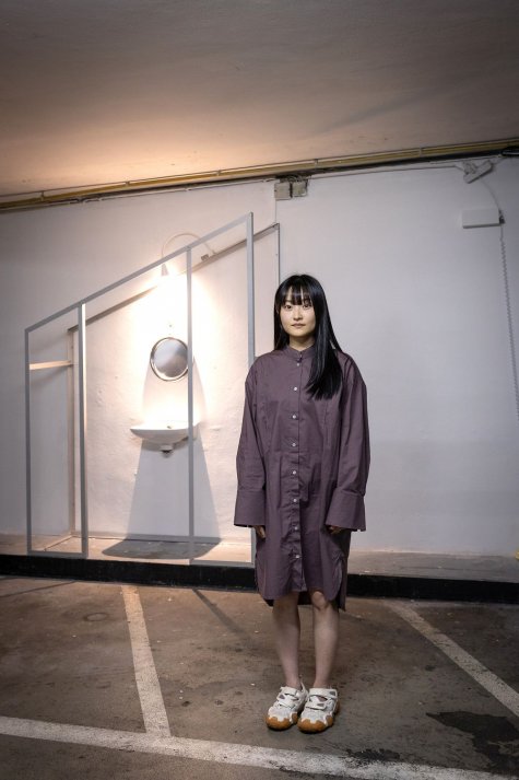 Eunbi Oh in front of her installation Schaum im Nebel, 2024
Photo: Melanie Zanin