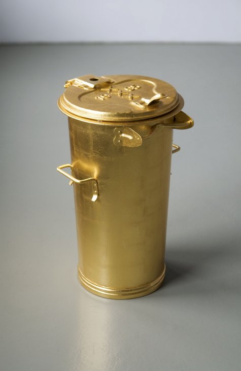 Marijke van Warmerdam
Vuilnisbak (Mülltonne), 1995
Zinc-wastebin, gold leaf, lacquer
65 x Ø 35 cm
Van Abbemuseum, Eindhoven; Stedelijk Museum Amsterdam; MHKA, Antwerpen