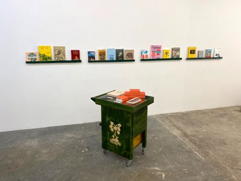 Nomad Papaya Books

Nomad Papaya BOOKS ist ein Kunstbuch- und Zine-Verlag mit Schwerpunkt auf dem Wandel von Kultur(en) und Identität(en), mit Sitz in Taiwan und Deutschland.
Was verändert sich, wenn man die Grenze überschreitet und die eigene Geschichte/Heimat hinter sich lässt?
Kann Begegnung neue Identitäten formen?
Foto: Kenneth Lin