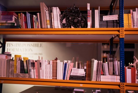 Onomatopee

Onomatopee ist ein Verlag mit Sitz in Eindhoven, der sich auf vielstimmige Veröffentlichungen zu relevanten zeitgenössischen Themen aus Kunst und Design spezialisiert hat. Dabei werden nicht nur die üblichen Stimmen gehört, sondern vor allem den weniger gehörten Raum gegeben. Foto: Onomatopee 