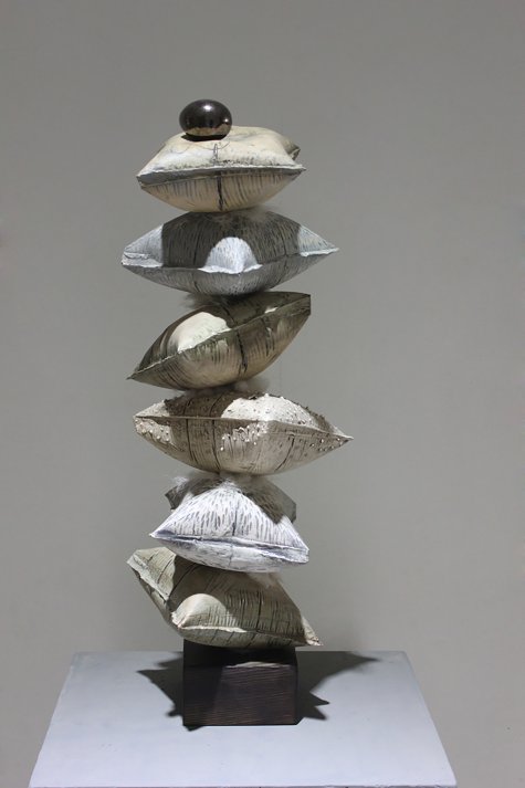 Otgonbayar Dashdorj
GOOD NIGHT, 2018
Porzelan, Lasur, Holz, Metall
63 × 22 × 22 cm