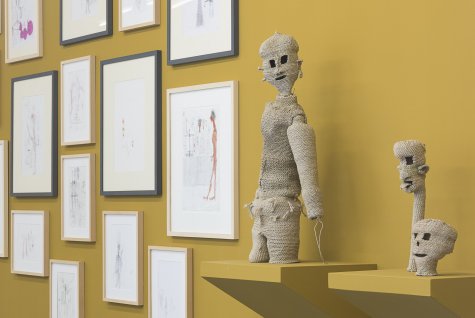 Karl Burkhard
o. T., ca. 1995
Blei- und Buntstift auf Papier

Alfred Stief
Mann mit einem Arm, ca.1994-96
Kopf, ca. 1994
Kopf mit langem Hals, ca. 1994

Installationsansicht Kunsthalle Düsseldorf
Foto: Katja Illner