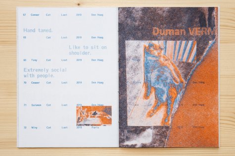 Papertrail

Papertrail ist ein experimentelles Publikationsprojekt, das darauf abzielt, kritisches Denken über die versteckten Ebenen infrastruktureller Macht anzuregen und deren Einfluss auf räumliche Dynamiken sowie visuelle Ausdrucksformen im zeitgenössischen öffentlichen Raum zu hinterfragen. Foto: Livio Liechti