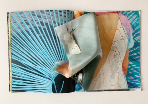 Klara Paterok

Klara Paterok (*1983 in Emmerich) studierte Bildhauerei an der Kunstakademie Düsseldorf. Sie lebt und arbeitet in Düsseldorf und Wien. Bei Between Books zeigt sie neben ihrem eigenen Projekt, drei Bücher anderer Künstler*innen, die ebenfalls ausgesprochen bildhauerische Qualitäten aufweisen.